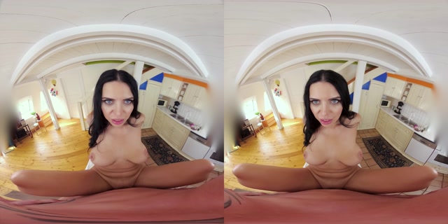 CzechVR_presents_Kira_Queen_in_Come_on_my_Tits___09.10.2019.mp4.00006.jpg