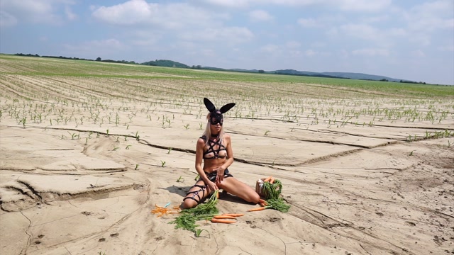 ManyVids_presents_JanaVolkova_in_horny_bunny_and_her_carrots_HD____16.66__Premium_user_request_.mp4.00007.jpg