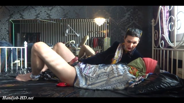 Watch Free Porno Online – The horny cum on silk scarf – handjob – Lady Victoria Valente (MP4, HD, 1280×720)
