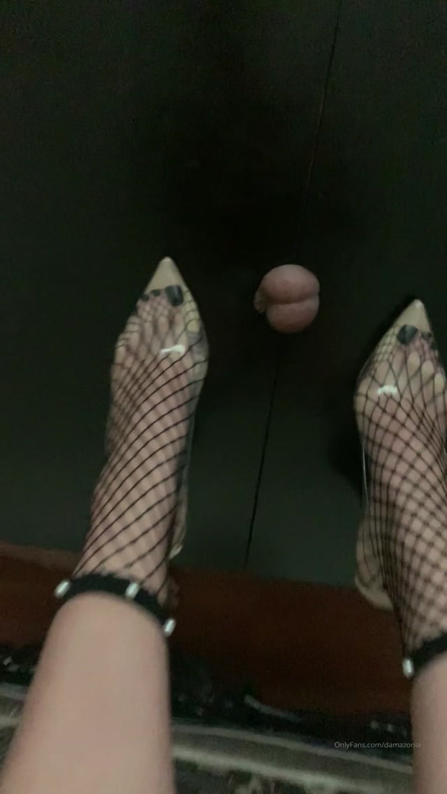 damazonia_09-10-2019_My_beautiful_feet_in_transparent_shoes_crushing_some_balls....._and_I_m_loving_it_tramplin.mp4.00014.jpg