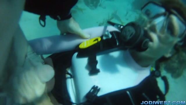 Jodi_West_-_Underwater_Scuba_Jerk_Job.mp4.00013.jpg