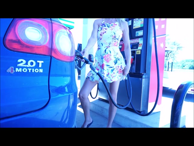ManyVids_presents_TianaLive_in_hollyhotwife_-_Gas_Station_Flashing.mp4.00004.jpg