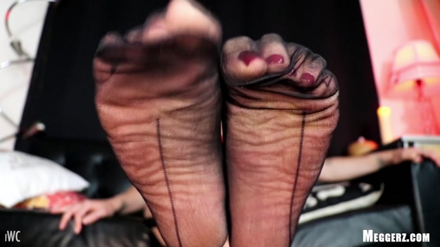 Pay_To_Obey_Meggerz_-_Pretty_Toes_In_Sheer_Hose.mp4.00014.jpg