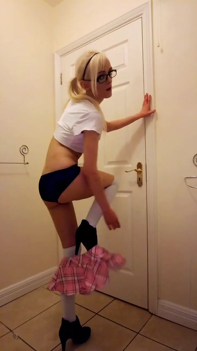 Watch Online Porn – ManyVids presents Candeelace in Schoolgirl Striptease (MP4, UltraHD/2K, 720×1280)