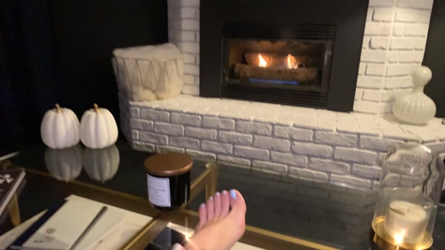 OnlyFans_presents_London_Lix_in_2019-10-26_Who_likes_feet_silky_smooth_legs_and_sparkly_little_.mp4.00015.jpg