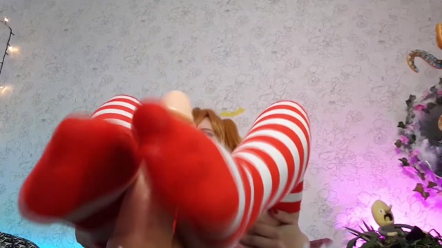 Watch Online Porn – SmurfAss – Christmas socks footjob. no panties POV (MP4, FullHD, 1920×1080)
