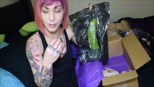 Watch Online Porn – ManyVids presents Cattie aka CatCandescent in 047 – Free Unboxing 3 Bad Dragon Dildos (MP4, FullHD, 1920×1080)