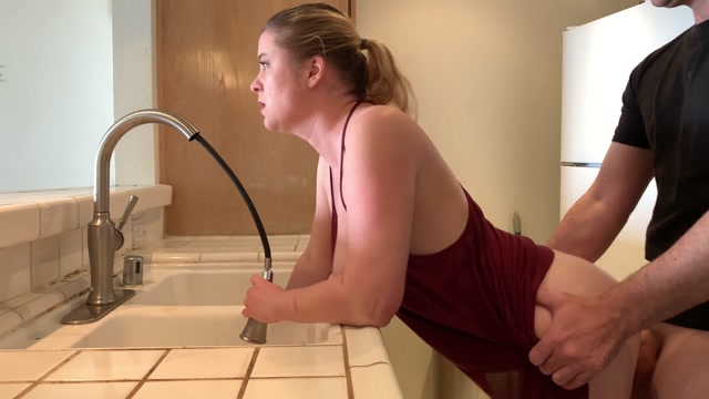 Watch Online Porn – Erin Electra – Mom Stuck In The Sink Gets Sons Dick Inside Her (MP4, UltraHD/4K, 3840×2160)
