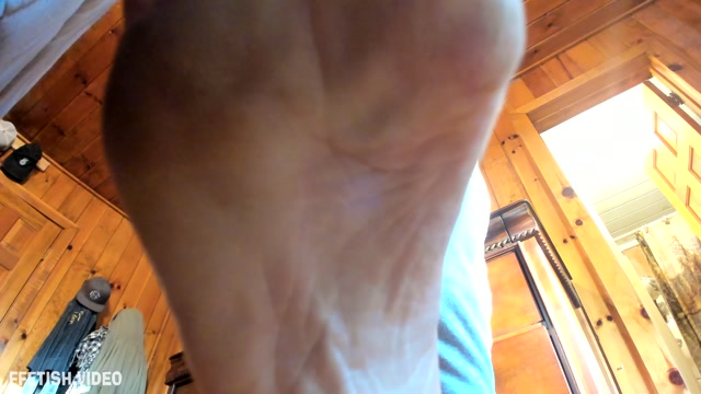 Mistress_Rave_-_feeling_the_bones_beneath_my_giant_feet.mp4.00008.jpg