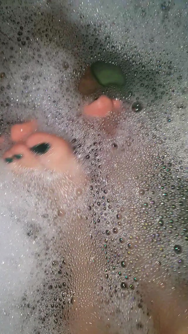 thequeens_27_06_2017_550580_VIDEO_Twenty_tantalisingly_perfect_toes_in_bubbles..mp4.00002.jpg