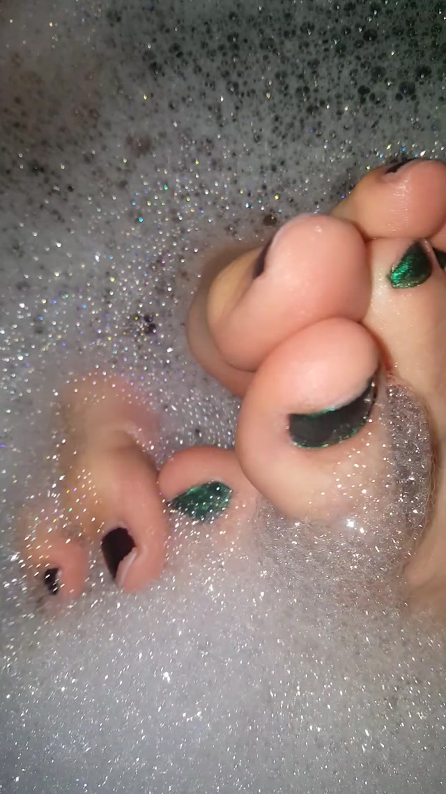 Watch Online Porn – thequeens 2905201742584410 tempting wet soapy toes playing in Our divine bathwater (MP4, UltraHD/2K, 1080×1920)