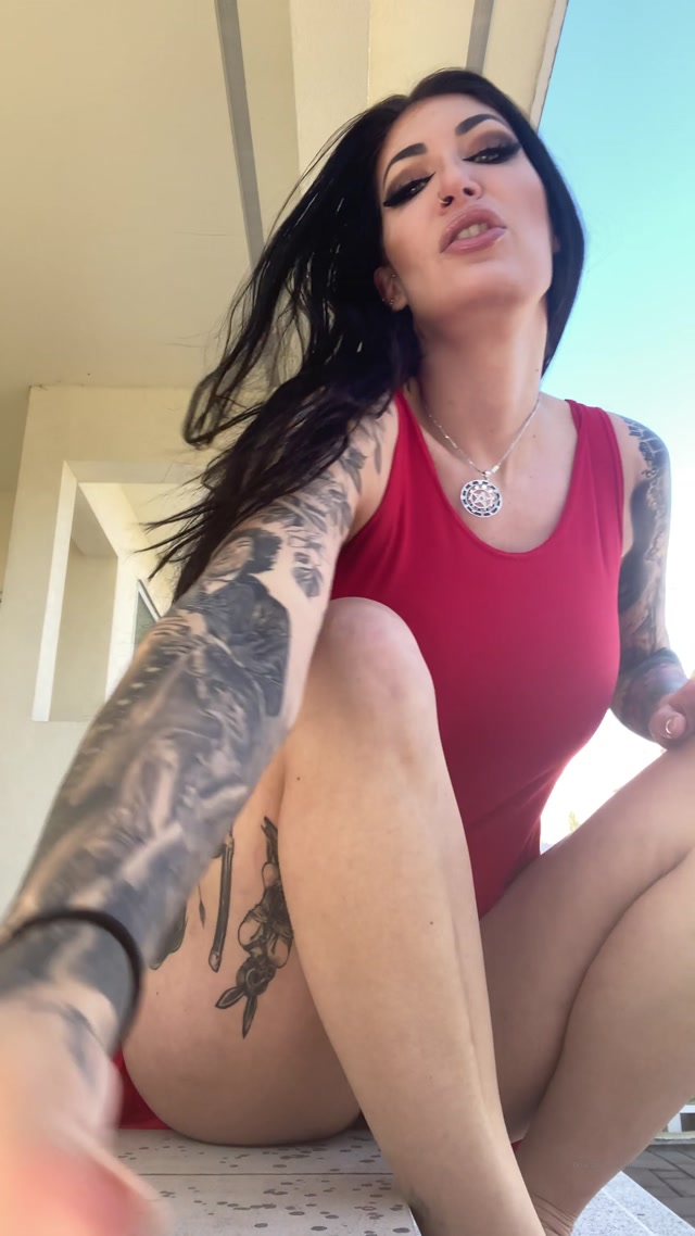 damazonia_07-04-2020_Worshiping_your_Goddess_starts_by_her_feet._And_dirty_feet_even_better._Lick_it_all_off_sl.mp4.00011.jpg