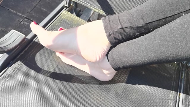 Watch Online Porn – elizabethsfeet 26-03-2020 Who likes outdoor feet play (MP4, FullHD, 1920×1080)