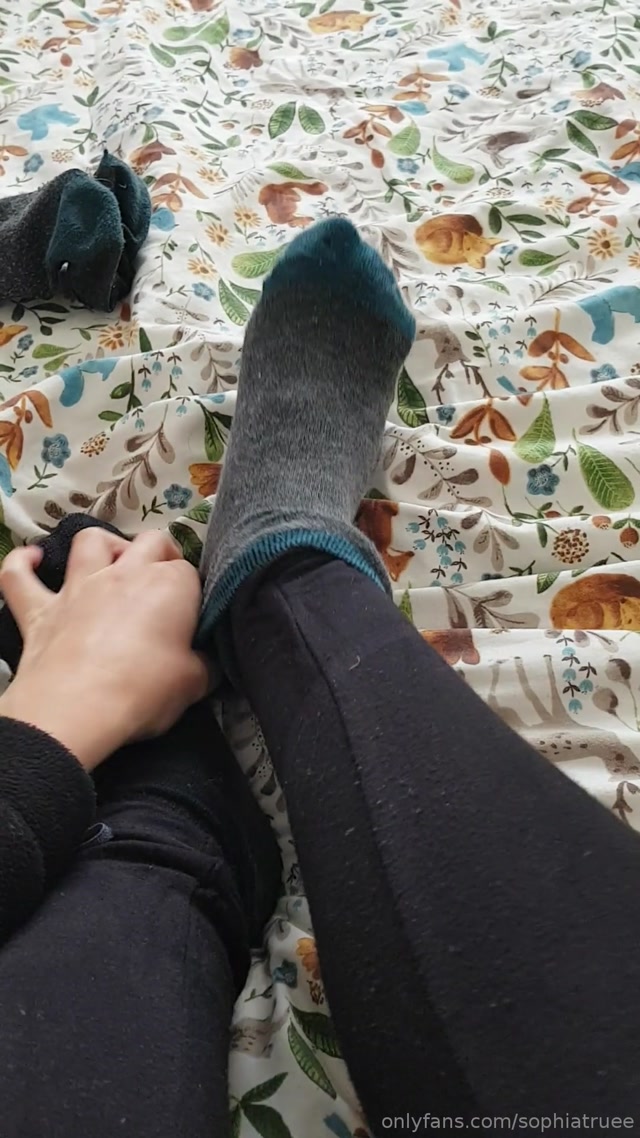 sophiatruee_07-06-2019_I_m_back_from_camping_my_sweaty_feet_are_aching_findom_finsub_findomme_footfetish_footwors.mp4.00013.jpg