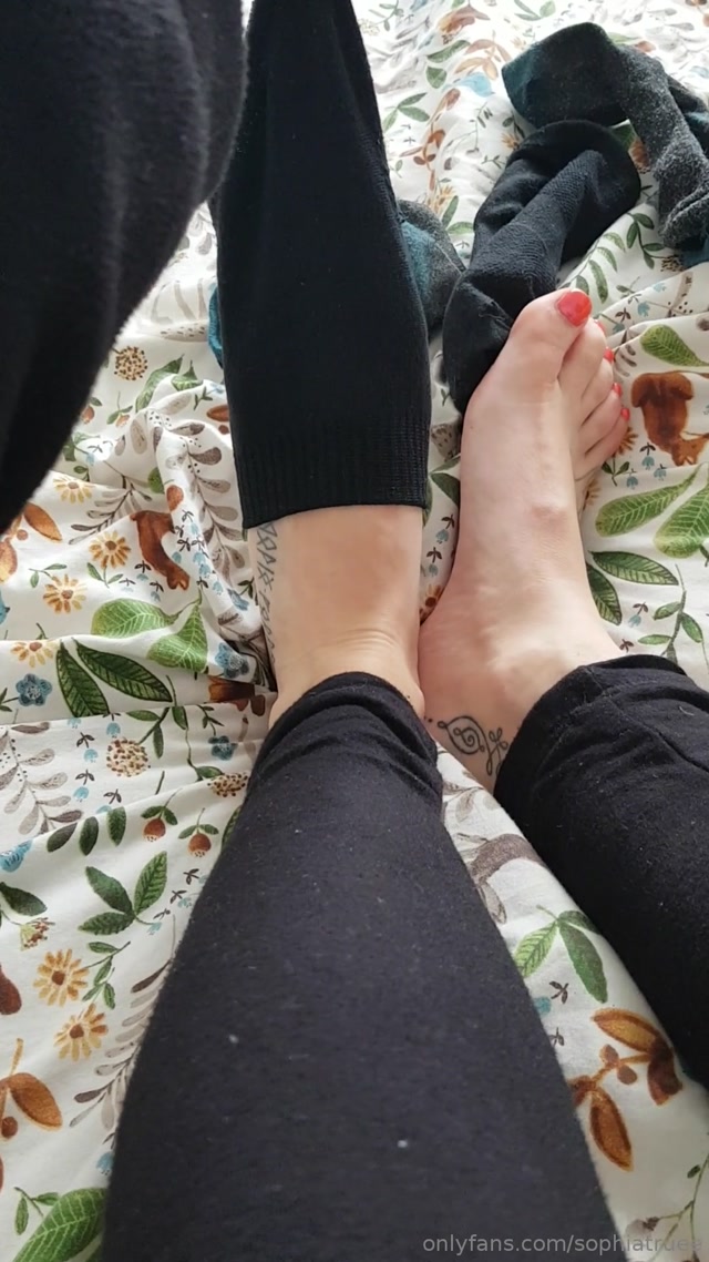 sophiatruee_09-06-2019_So_I_was_naughty_last_time_teased_you_Here_s_the_real_deal_of_my_sweaty_post-camping_feet_.mp4.00012.jpg