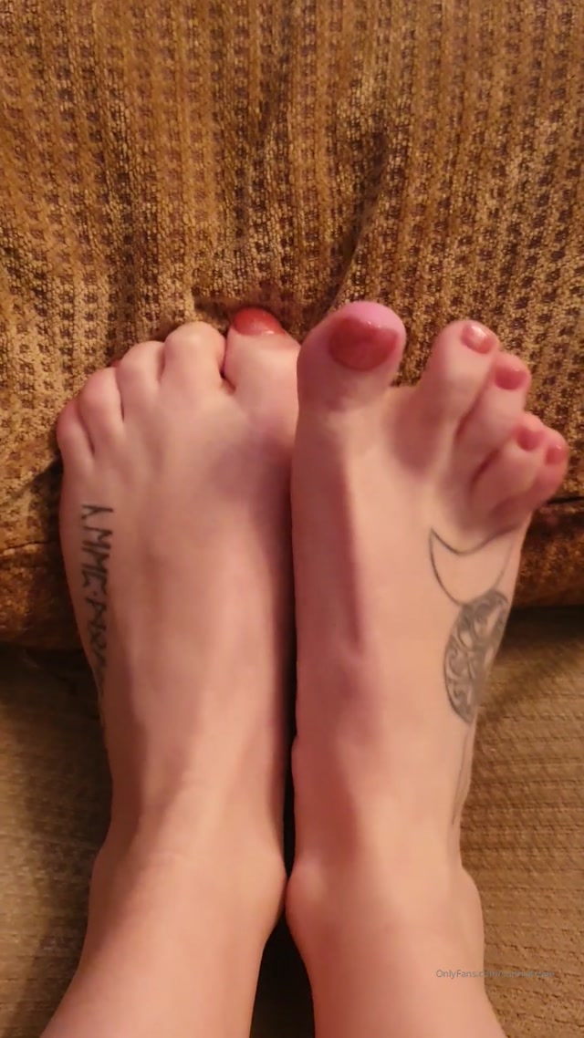 sophiatruee_10-02-2020_I_m_obsessed_with_the_colour_of_my_toes_I_just_wish_I_had_a_face_to_smother_them_with._Smo.mp4.00008.jpg