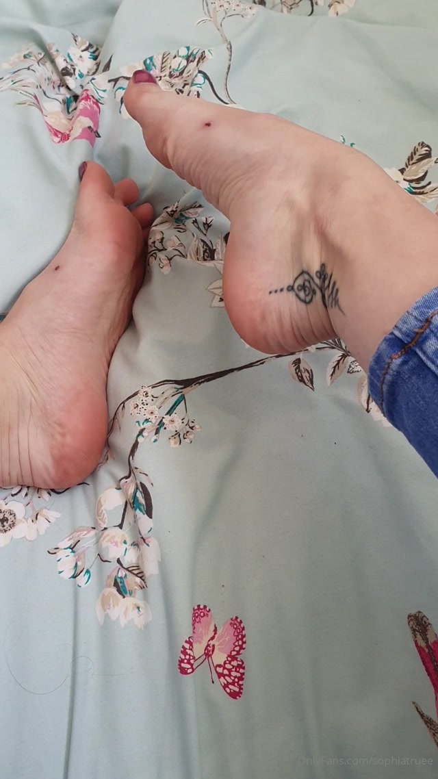 sophiatruee_18-04-2020_Bare_feet_perfection_that_makes_your_dick_hard._Now_tell_me_in_tip_form_what_is_it_about_m.mp4.00004.jpg