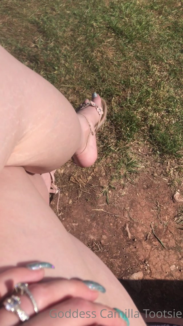 camilla_tootsie_28-05-2020_Flashing_my_tootsies_in_public...._why_Because_I_can.mp4.00007.jpg