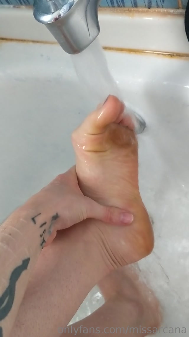 Watch Online Porn – missarcana 07-05-2019 First video of me washing up my feet after yard work today (MP4, UltraHD/2K, 1080×1920)