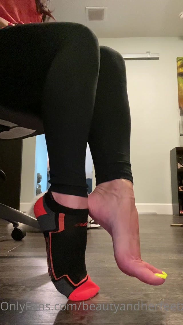 beautyandherfeetz_12_07_2020_red_hot_and_veiny_post_workout_sock_removal_even.mp4.00008.jpg