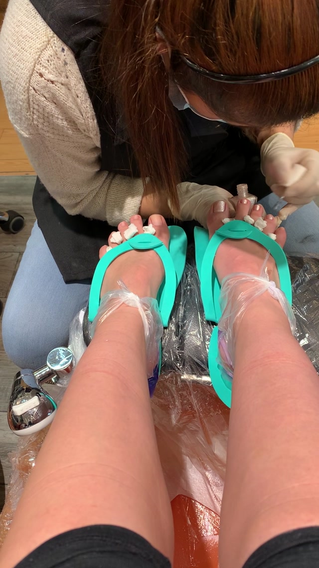 findomchristine_30-10-2019_Pretty_pearly_pedi_Who_s_paying_today.mp4.00003.jpg