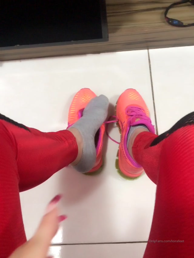 loirafeet_02-10-2019_Today_I_went_to_the_gym_with_this_legging_marking_well_the_pussy_and_still_it_is_transpare.mp4.00008.jpg