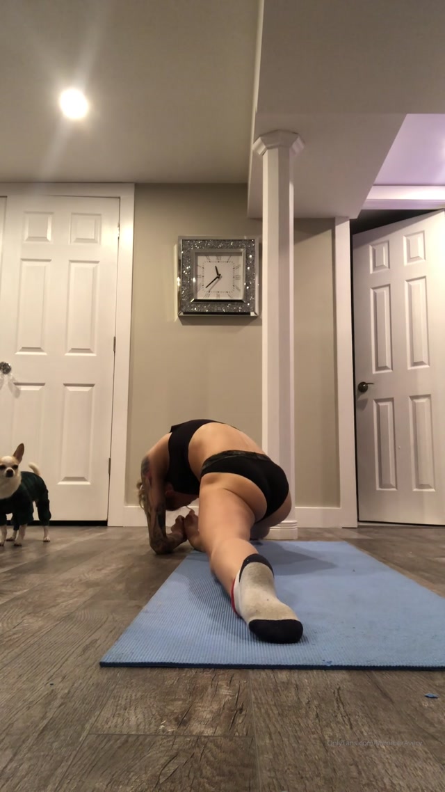 summeravery_20-03-2020_Stretching_this_morning.mp4.00007.jpg