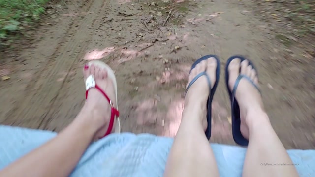 sadieholmes_18-11-2019_Me_my_girl_like_to_get_dirty._Look_at_these_hot_feet.mp4.00000.jpg