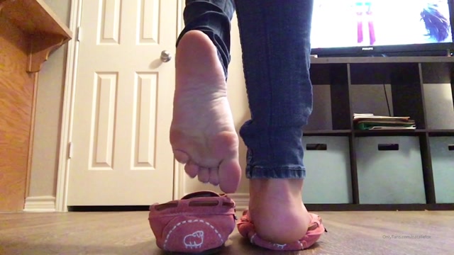 nataliefox_12-10-2019-70492451-Pink_Moccasin_Shoe_Play_Wrinkled_Soles__3_min_.mp4.00008.jpg