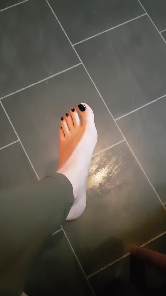 Watch Online Porn – a_thing_for_red-21-11-2019-90350261-Taking my socks off after a long day (MP4, UltraHD/2K, 1080×1920)