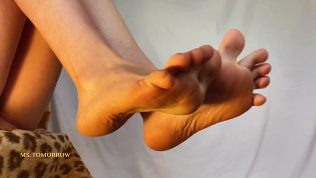 dommetomorrow her foot wrinkles 00013