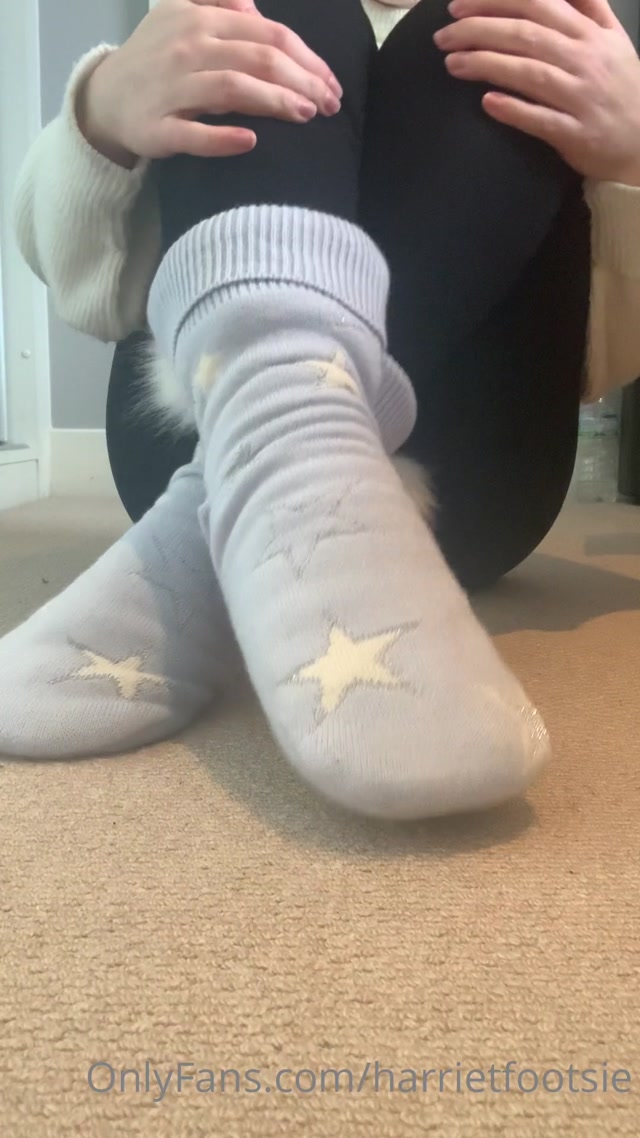 Watch Online Porn – harrietfootsie 060220212025822767 look at my cute slipper socks and strawberry smelling lotion both birthday presents (MP4, UltraHD/2K, 1080×1920)