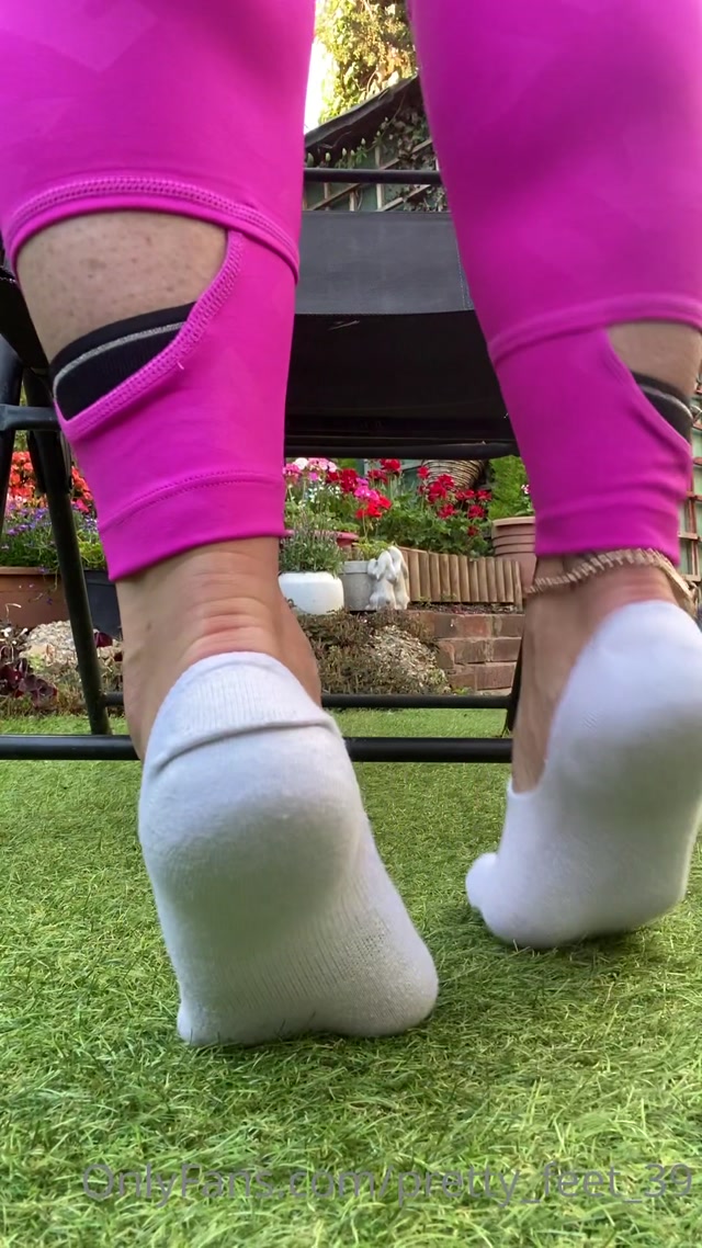 pretty feet 39 06 08 2020 93588255 reverse socks removal after jogging look how juicy 00005