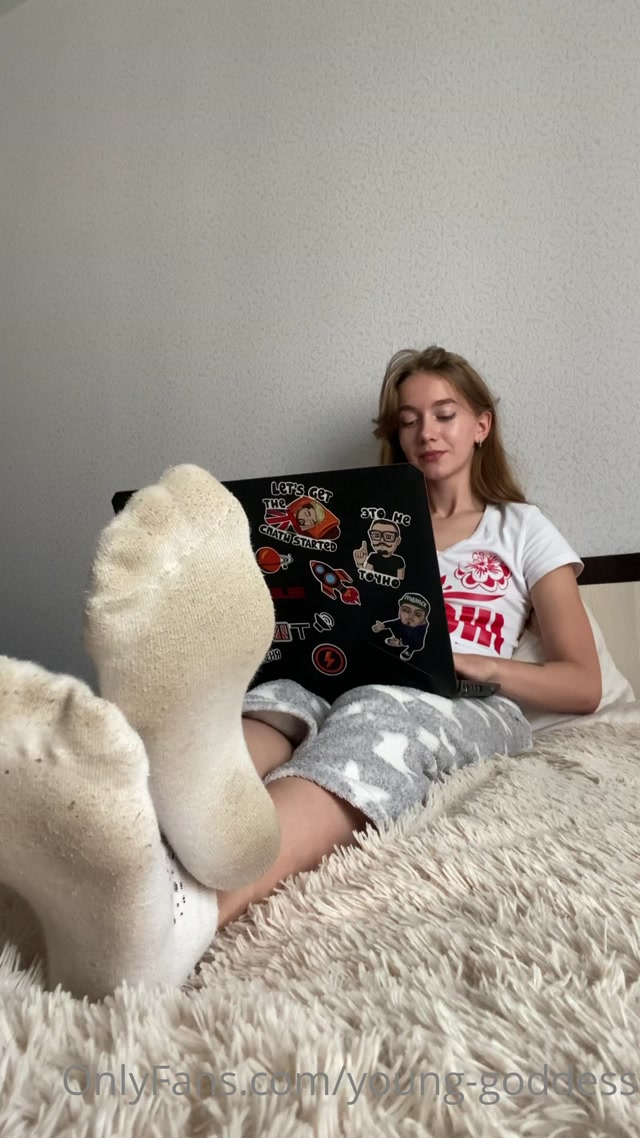 young goddess 28 08 2021 2205605957 doing work while you admire my feet 00001