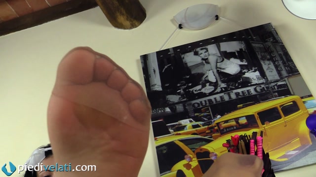 Watch Online Porn – Flirtatious Bianca exposing her nylon-clad feet (MP4, FullHD, 1920×1080)