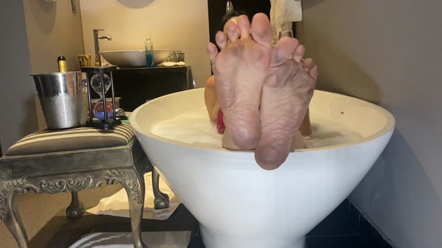 Feetwonders - Tub, Prosecco and a dirty foot cleaner 00001