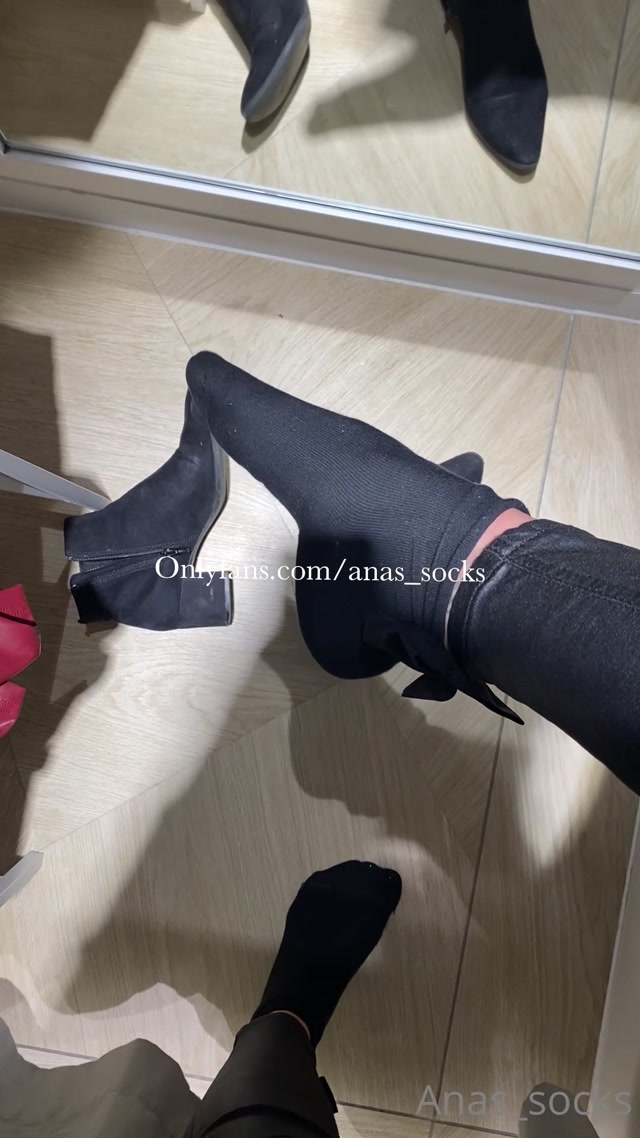 anas socks 23-10-2021-2254579264-Out shopping so I went to the changing rooms and made a quick video 00014