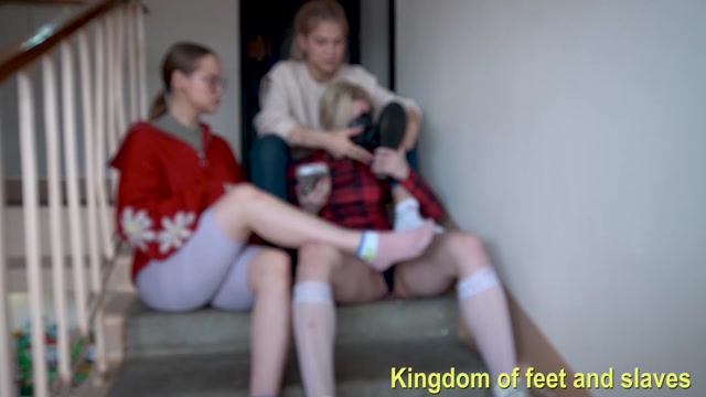 Watch Online Porn – Humiliation of Astra in the entrance (MP4, FullHD, 1920×1080)