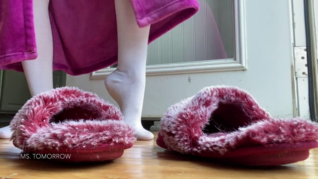 DommeTomorrow - morning socks - smelly slippers 00015