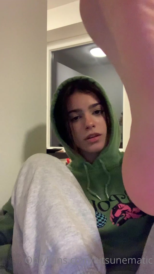Watch Online Porn – 114 kitsunematic 2021-12-16-2303625972-Double socks because its FREEZING and because my favorite shoes hurt my heels – also i look so confused (MP4, UltraHD/2K, 1080×1920)