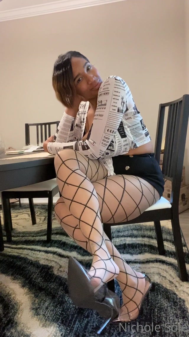 Nichole.Sole - I love these nylons but I know some of y’all gone trip because my feet ain’t bare.... lol... dea_37 (@nichole.sole) (22.04.2021) 00015