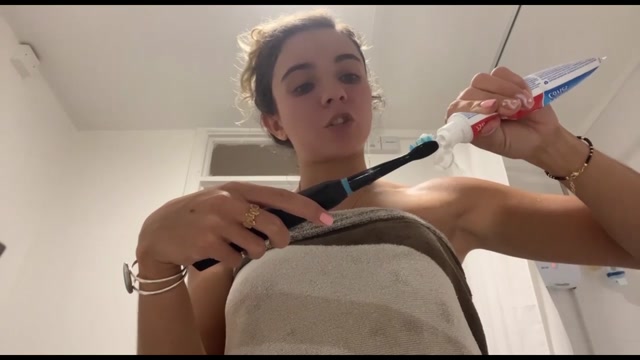 Mollyspoilme - Brushing my teeth and mocking you 00000