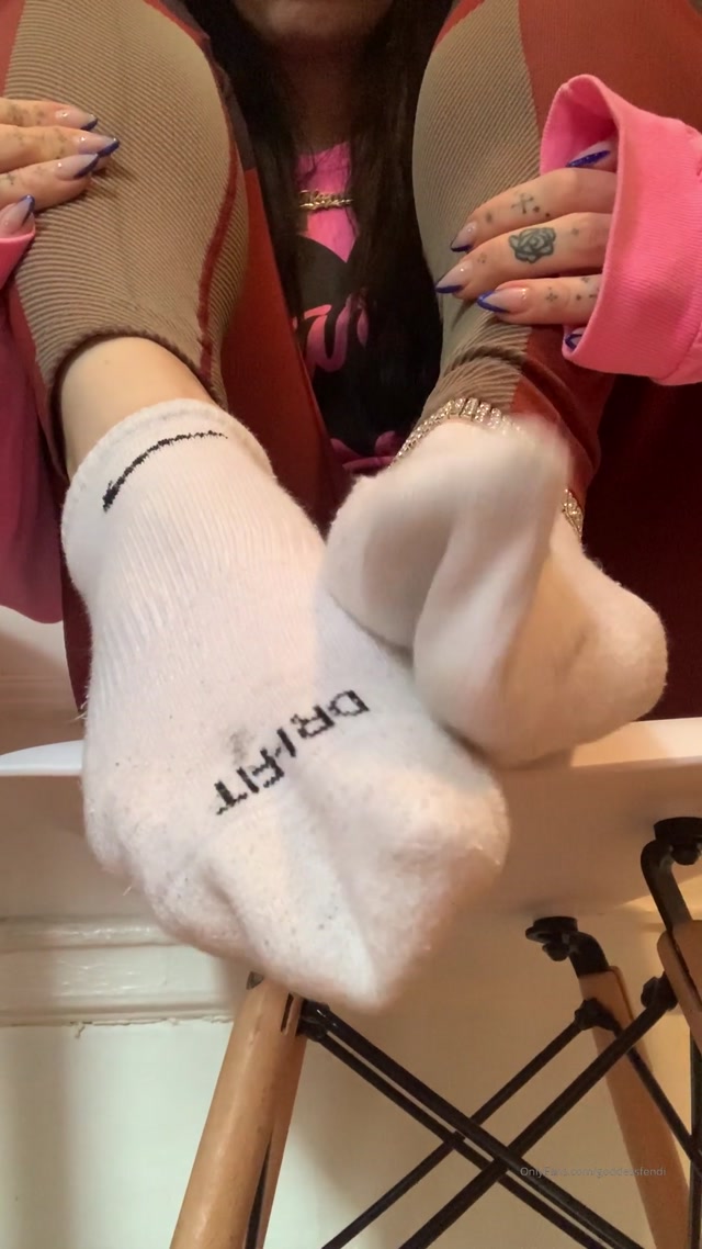 280 goddessfendi 2020-03-10-174152644-Sweaty gym sock removal and sexy toe wiggles 00000