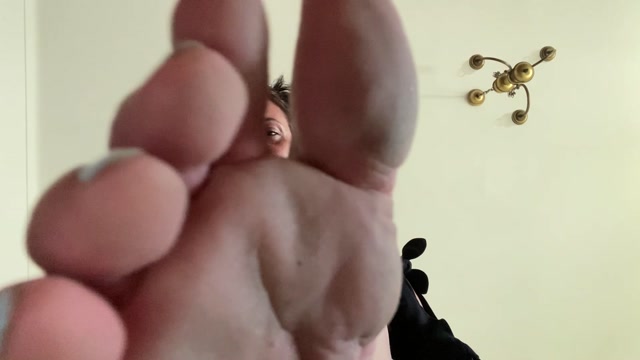 Feetwonders – Giantess makes the tiny clean her feet 00003