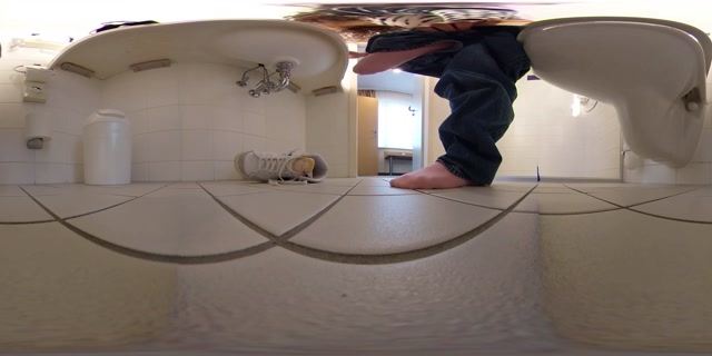 Winzlings Shrinking Clips - In the cathedral of Kokos bathroom 4K VR360 00001