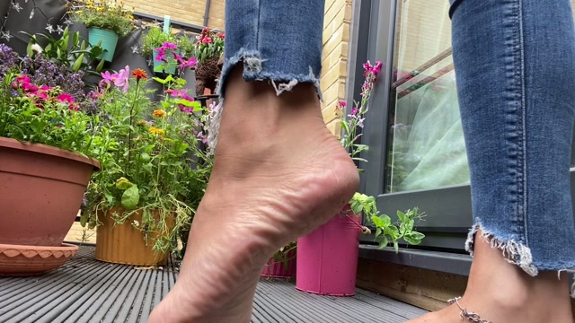 feetwonders – I distracted the gardener 00004