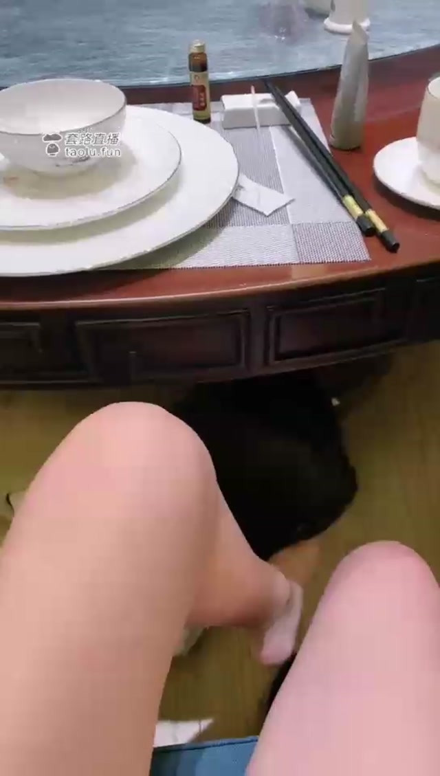 Miss Yinuo 女奴饭桌下的伺候Serve at the female slave table 00000