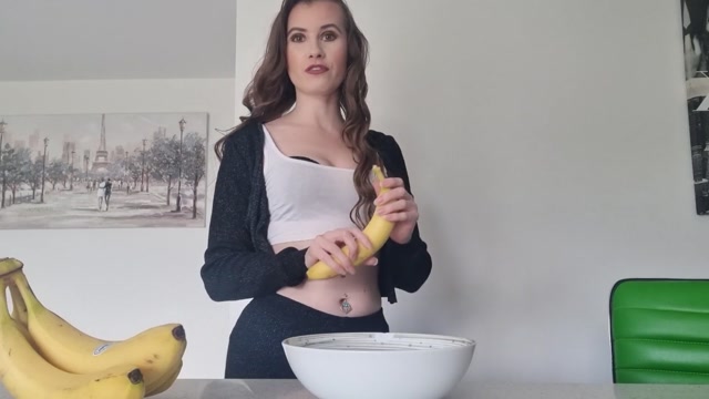 Girl Using Banana - Brook Logan â€“ Eat Mistress Spitty Banana | Porno Videos Hub