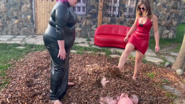 Mistress Zeida mistress_zeida-23-11-2022-2687897324-VIDEO Slave rolling in the leaves while we humilate him in latex rubber 00006