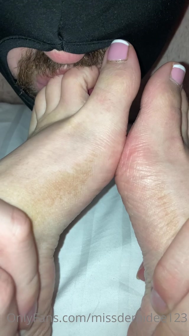 missdemidee123 14 09 2022 2601069040 foot worshipping done right. slave loves to suck on my toes as i sip my wine  00001